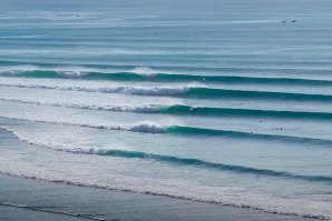 Um guia de surf da Impossibles Beach, na Indonésia