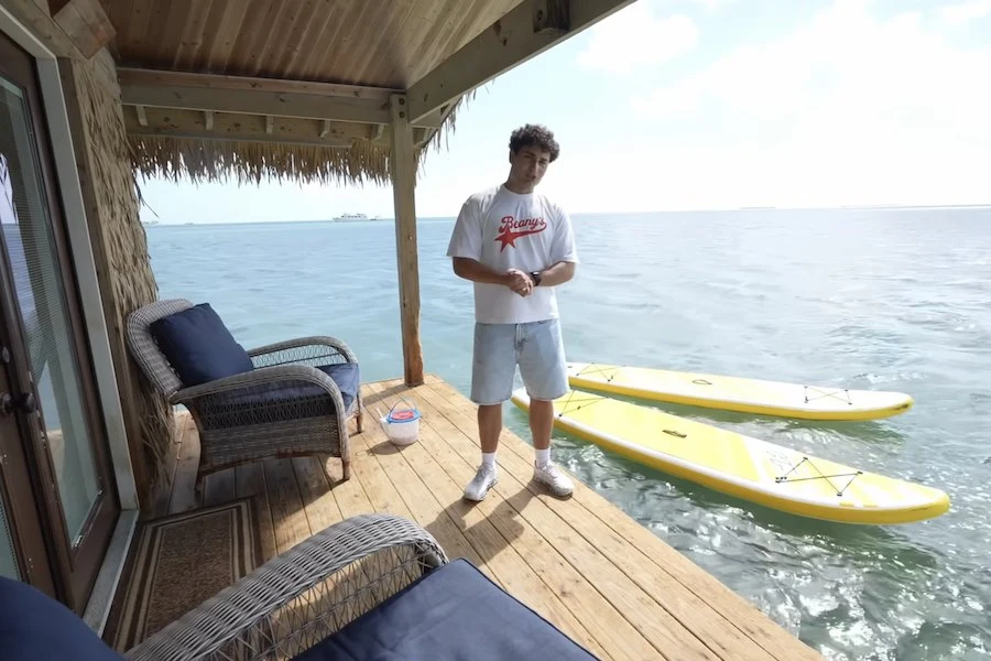 O hotel mais isolado do mundo? Turista Espanhol vive experiência única no meio do oceano