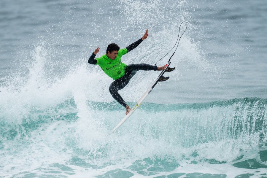 Chaves e Ordonhas vencem heats e Portugal mantém 09 surfistas na luta no QS 6000 de Leça