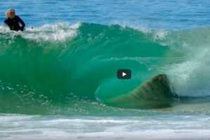 Surfistas e skimboarders tentam surfar uma onda rasa e perigosa à saída de um rio