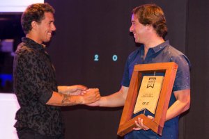 Francisco Rodrigues entrega o prémio de campeão nacional da Liga MEO Surf 2017 a Vasco Ribeiro.