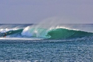 Billy Kemper e Eli Olson e o primeiro swell de verão em Ala Moana Bowls