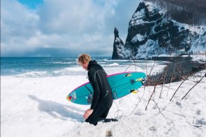 Jamie O’Brien surfa mar gelado no Japão