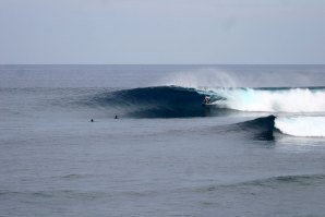 Um pico de surf em que cada onda que quebra é um tubo quase garantido