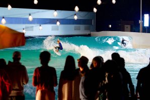 Festa à noite à beira da piscina 