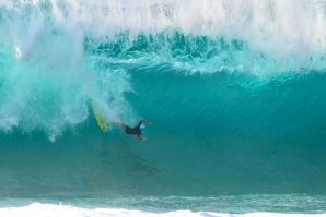 Jamie O&#039;Brien numa surfada &quot;psycho&quot; em Pipeline