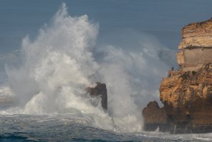 A entrada das ondas na Praia do Norte vista da Praia Sul na Nazaré