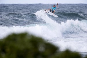 Em 2017, Jordy Smith ficou em 7º lugar no evento, o seu melhor resultado na etapa havaiana. Foto: WSL / KEOKI SAGUIBO