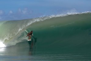 CAROLINE MARKS ELEVA O SURF FEMININO NO FAMOSO SLAB TEAHUPOO 