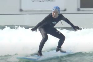 Com quase 90 anos, Sano Seiichi é o surfista mais velho do mundo e a prova de que o surf não tem idade