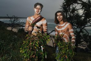 Surfistas pertencentes à população indigena Australiana