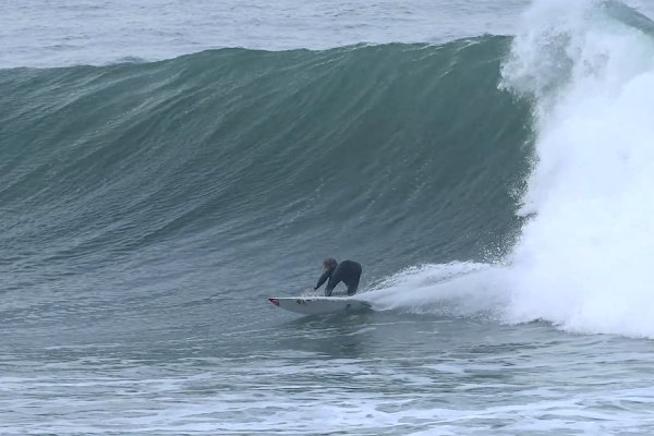Big walls na Ericeira: um raro cruzamento entre Haleiwa e Sunset Beach, em versão atlântica.