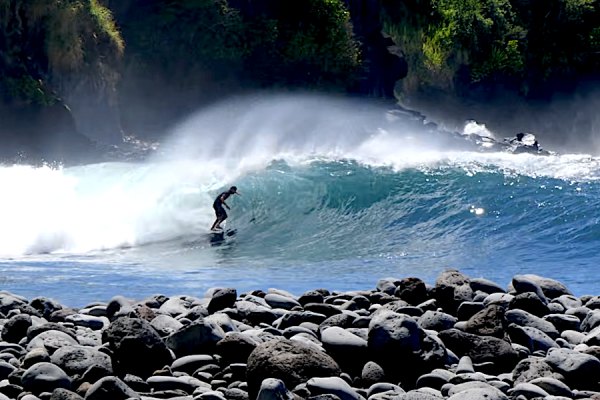 Surf imprevisível e instintivo de Clay Marzo numa esquerda pesada