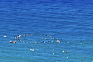 Centenas de pessoas despedem-se de Arran Strong num emocionante paddle out em Ribeira d'Ilhas