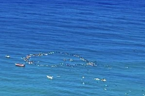 Centenas de pessoas despedem-se de Arran Strong num emocionante paddle out em Ribeira d'Ilhas