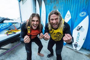 Andrey Karr (à esquerda) é um dos multifacetados surfistas que podemos encontrar na Nazaré. 