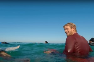 Em viagem ao Brasil, John John Florence passou um dia com os jovens da Organização &quot;Favela Radical&quot;