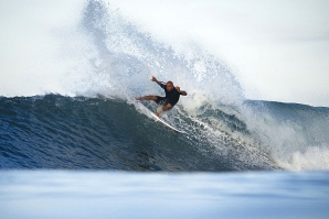 Slater volta a uma onda que domina