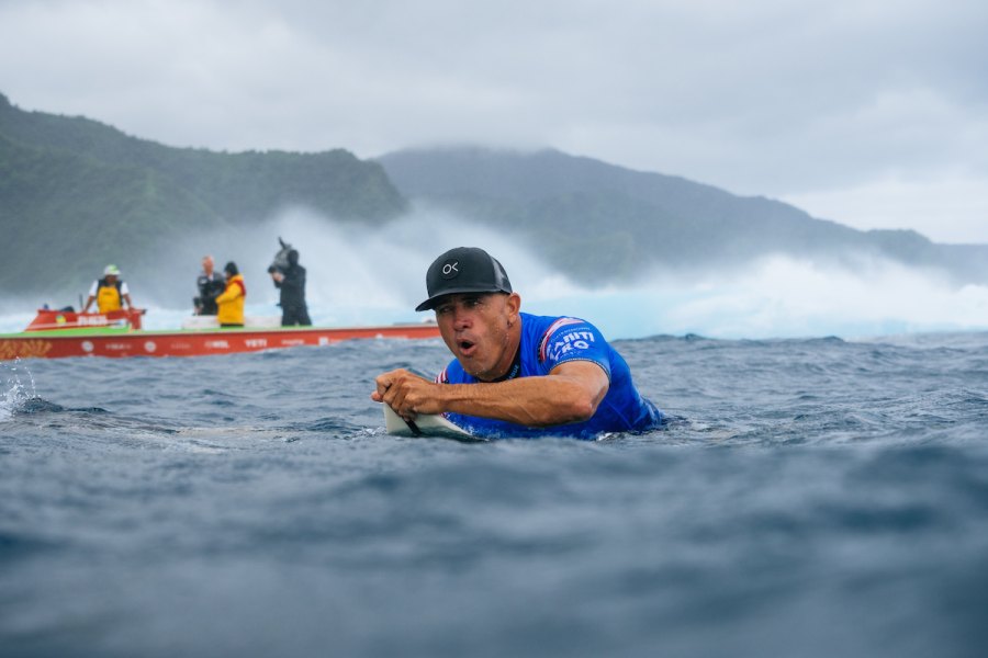 Aos 54 anos, Kelly Slater dá espetáculo em Teahupo’o e derrota categoricamente Gabriel Medina