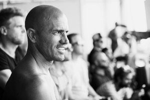 Kelly Slater recupera ainda da lesão ao pé.