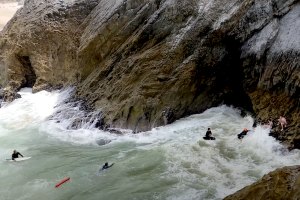 Turistas Retidos nas Grutas da Praia da Adraga Salvos por Surfistas Locais