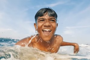 Sameera, o jovem do Sri Lanka, a viver a pureza do surf