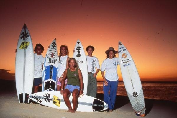 A INSPIRADORA HISTÓRIA DE UM GRUPO DE SURFISTAS RENEGADAS QUE LUTOU PARA TORNAR A COMPETIÇÃO DE SURF FEMININA UMA REALIDADE