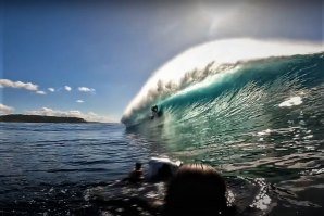 Surfada em slab australiano, com poucas pessoas e muitos golfinhos