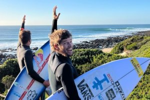 Nathan Florence e Kai Lenny trocam as ondas grandes por um dia divertido em J-Bay