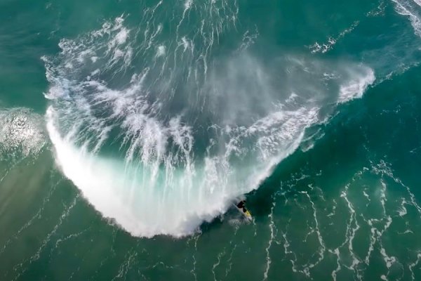 O primeiro swell de 2024 na Nazaré com Nic Von Rupp