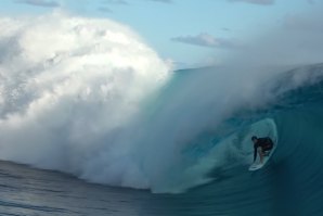 Nathan e Ivan Florence numa sessão à remada em Teahupo&#039;o