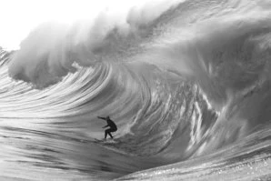 “Inner Mechanics” – Russell Bierke leva-nos ao interior da mente de um hellman das ondas gigantes