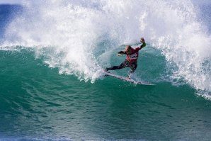 PORQUE RAZÃO DEVEMOS COLOCAR BEM POSICIONADO O PÉ DE TRÁS NA PRANCHA DE SURF