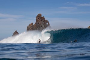 Orlando explora as esquerdas grandes, massivas e ocas da onda das Contreiras