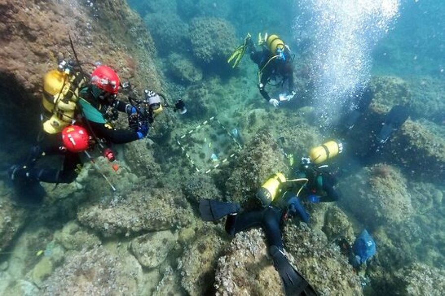 arqueólogos subaquáticos da Universidade de Alicante no local do tesouro