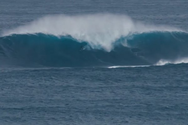 A sessão de surf alucinante de Lucas Chumbo nos Açores
