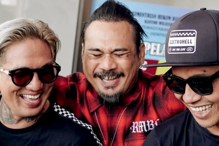 Músico e surfista Jerinx SID, baterista do grupo musical SID, é libertado após um ano de prisão