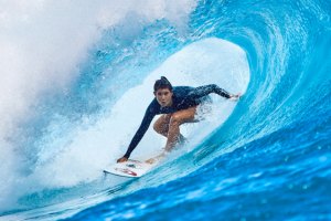 Brisa Hennessy coloca tudo em perspectiva e enfrenta o seu medo de surfar as ondas grandes de Cloudbreak