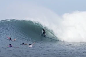 Kai Lenny descobre “a melhor onda de El Salvador”?