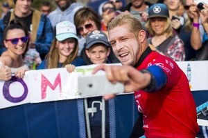 Mick Fanning volta a fazer notícia por bons motivos.