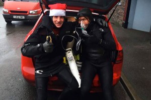 Tom Lowe a receber oxig&eacute;nio junto a Peter Conroy. 