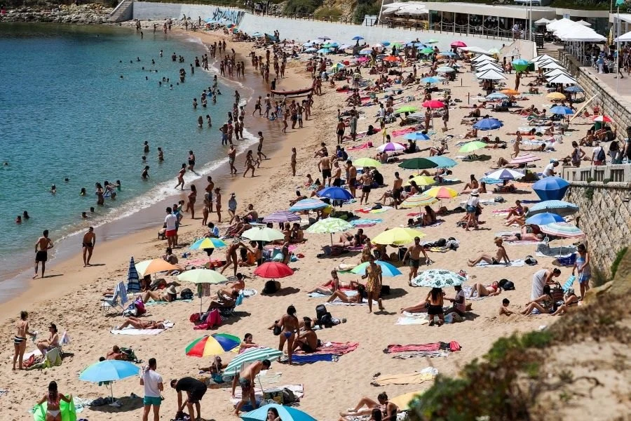 Praia: Jogar à bola, com raquetes e ouvir música alta passa a dar multa