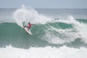 Gui Ribeiro aqui a rasgar uma direita numa das etapas em que participou no QS em Lacanau