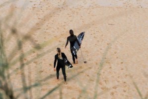 Teresa Bonvalot partilha um dia de surf com Leilani McGonagle em Portugal