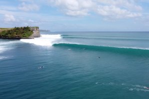 Ondas de sonhos quase sem crowd em Balangan, na Indonésia