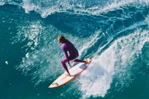 Stephanie Gilmore, Tyler Wright e cia vão deslumbrar-te no filme “Surfing”