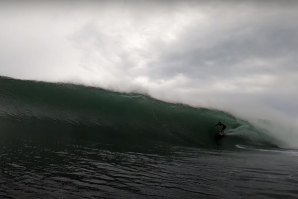 Nathan Florence num dia cinzento de surf em Backdoor