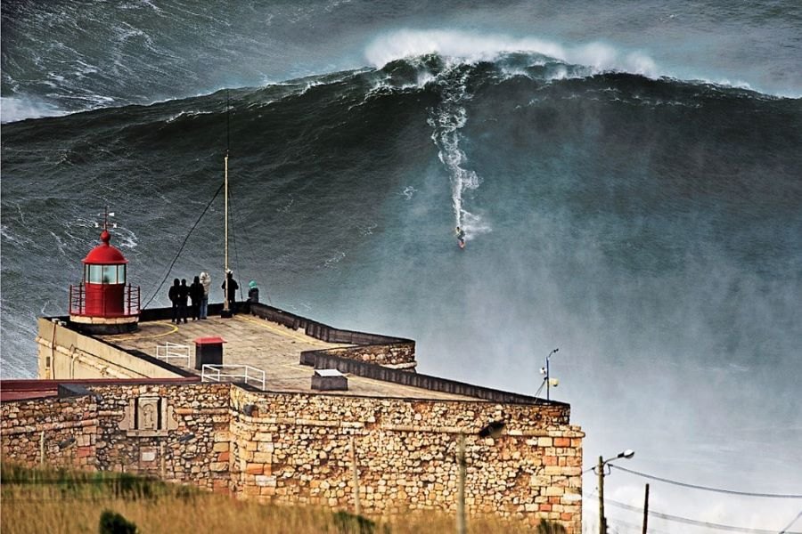 McNamara e Rodrigo Koxa bateram recordes das maiores ondas surfadas há 10 e 4 anos, respectivamente