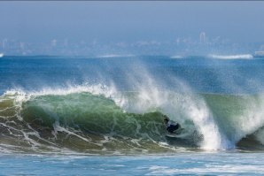 Boas ondas e surf de excelência no dia inaugural do Circuito ASCC Caparica Power 2021