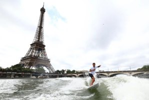 Surfing La Tour Eiffel